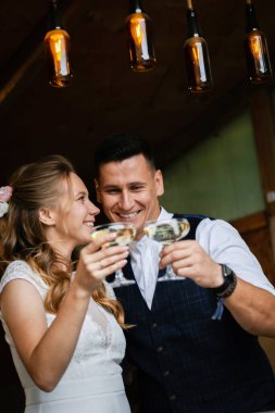 Genç Ukraynalı çift. Düğün günü.