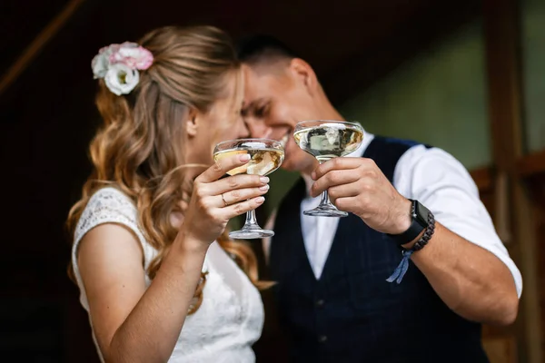 Young Ukrainian Couple Wedding Day — Stock Photo, Image