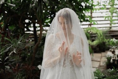 Gelinlik giymiş zarif bir gelin. Uzun peçe.