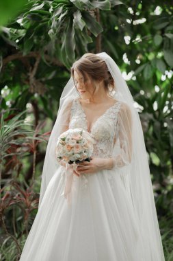 Gelinlik giymiş zarif bir gelin. Uzun peçe.