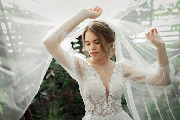Элегантная Невеста Свадебном Платье Длинная Вуаль — стоковое фото