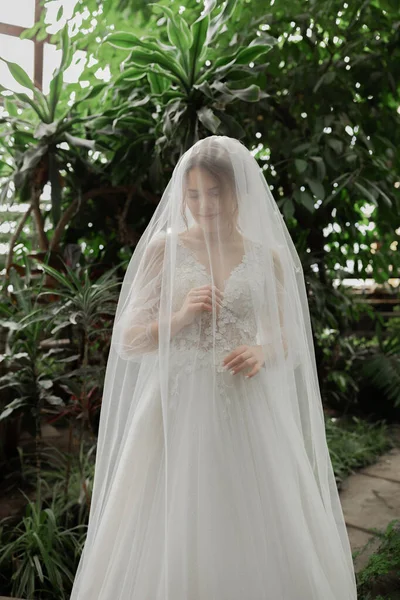 Elegante Bruid Een Trouwjurk Lange Sluier — Stockfoto