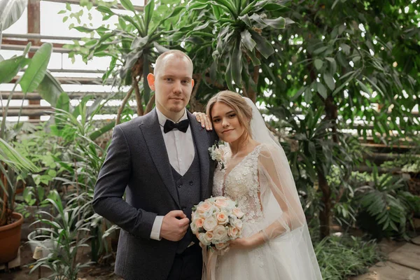 热带植物中时髦的新娘和新郎 婚礼日 — 图库照片