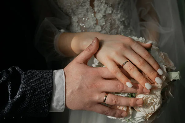 부부의 클로즈업하는 결혼반지 — 스톡 사진