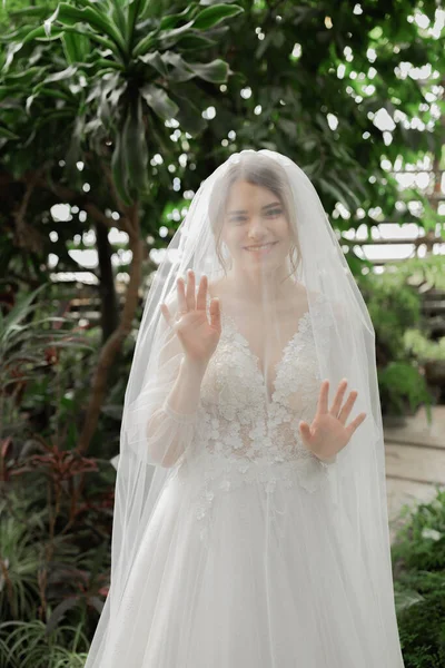 Pengantin Wanita Elegan Dengan Gaun Pengantin Kerudung Panjang — Stok Foto