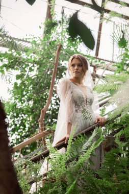 Gelinlik giymiş zarif bir gelin. Uzun peçe.