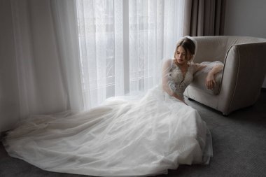 Gelinlik giymiş zarif bir gelin. Uzun peçe.