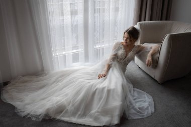 Gelinlik giymiş zarif bir gelin. Uzun peçe.