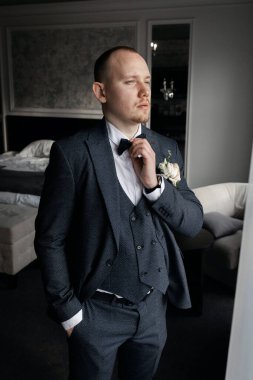 Düğün gününde bir takım elbise şık damat.