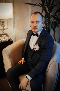 Düğün gününde bir takım elbise şık damat.