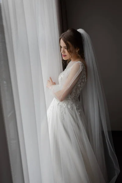 Élégante Mariée Dans Une Robe Mariée Long Voile — Photo