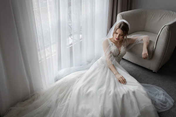 Элегантная Невеста Свадебном Платье Длинная Вуаль — стоковое фото