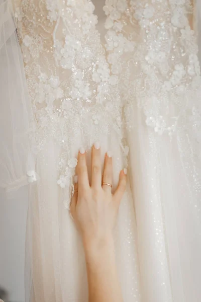 Hochzeitskleid Einem Geräumigen Raum Aus Nächster Nähe — Stockfoto