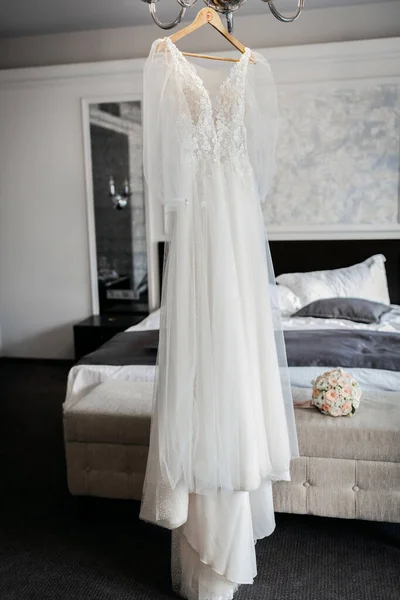 Robe Mariée Dans Une Chambre Spacieuse Close — Photo