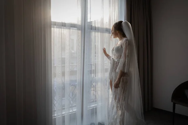 明るいホテルの部屋で穏やかな小部屋の花嫁 結婚式日 — ストック写真