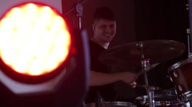 Grubun rock müziğinin tekrarı. Davulcu davulun arkasında. prova tabanı