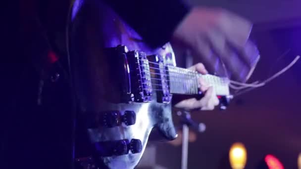 音楽家はコンサートで演奏する ギタリストの手を閉じて — ストック動画