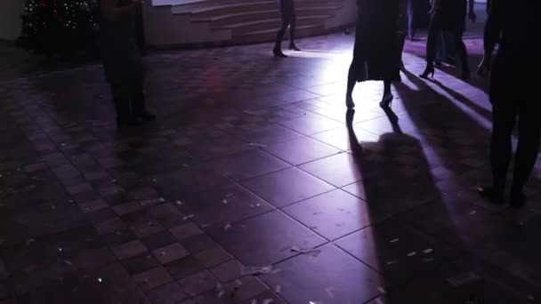 跳舞的人的轮廓 只有腿和影子在地板上 — 图库视频影像
