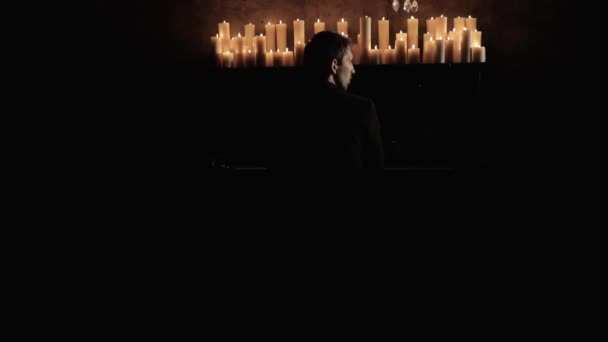 Пианист Играет Пианино Вокруг Много Свечей Мистическая Атмосфера Темный Фон — стоковое видео