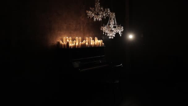Pianist Speelt Piano Zijn Veel Kaarsen Buurt Mystieke Atmosfeer Donkere — Stockvideo