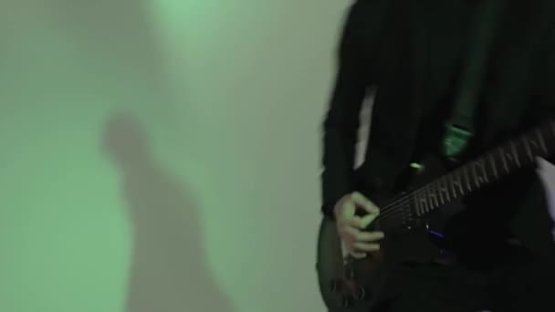 Musikbandet Spiller Rockmusik Guitarist Trommeslager Har Det Sjovt – Stock-video