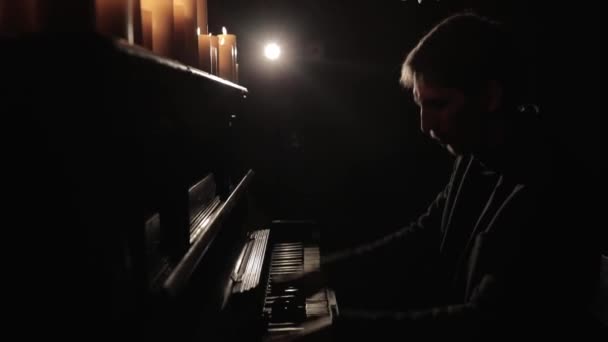 Der Pianist Spielt Klavier Gibt Viele Kerzen Mystische Atmosphäre Dunkler — Stockvideo