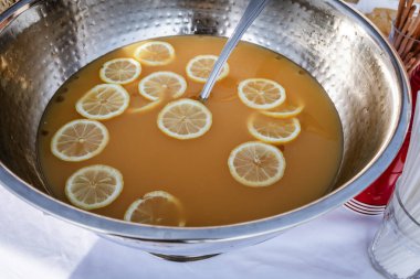 Büyük bir tencerede meyveli limonata..