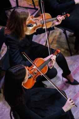 Müzisyen notalara göre keman çalar..