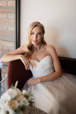 Şık, zarif, narin sarışın gelin. Gelin buketi