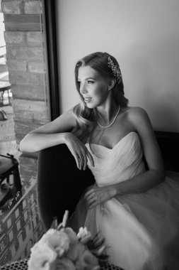 Şık, zarif, narin sarışın gelin. Gelin buketi