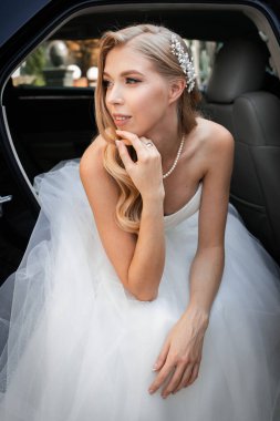 Düğün arabasında şık bir gelin..