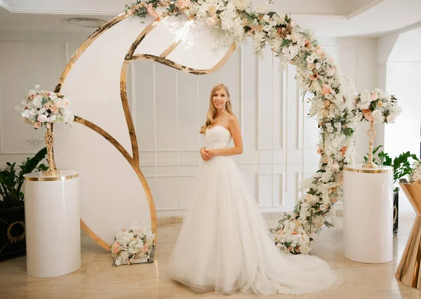Bruiloft Decoraties Bloemboog Stijlvol Elegant Teder Blond Bruid — Stockfoto