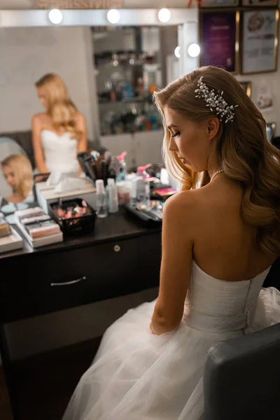 Stijlvol Elegant Teder Blond Bruidje Schoonheidssalon — Stockfoto