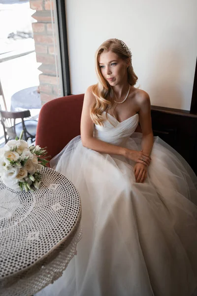 Stijlvol Elegant Teder Blond Bruidje Bruidsboeket — Stockfoto