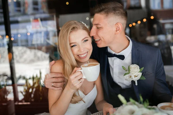 Coppia Felice Bere Caffè Una Caffetteria — Foto Stock