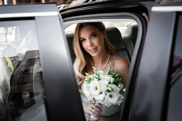 Noiva Elegante Carro Casamento — Fotografia de Stock