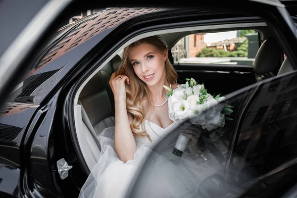 Düğün Arabasında Şık Bir Gelin — Stok fotoğraf