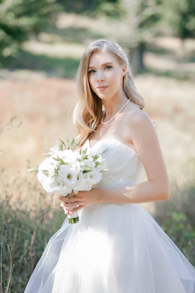 Stijlvol Elegant Teder Blond Bruidje Bruidsboeket — Stockfoto