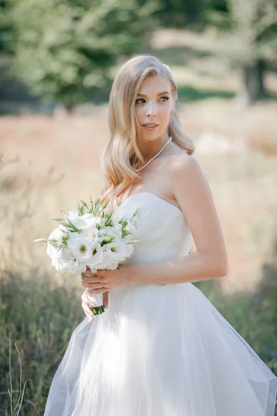 Stylová Elegantní Něžná Blonďatá Nevěsta Svatební Kytice — Stock fotografie