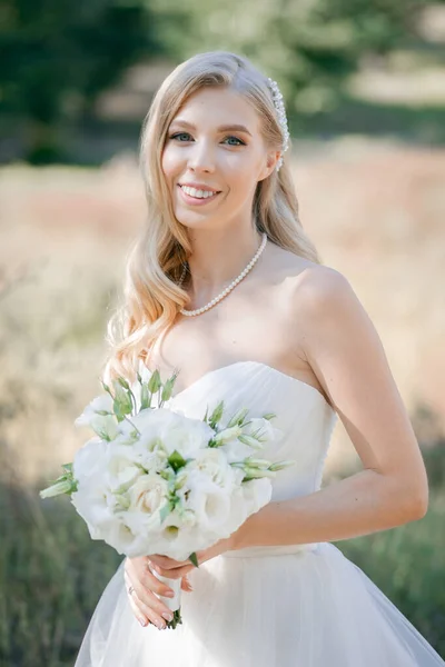 Stilvolle Elegante Zarte Blonde Braut Brautstrauß — Stockfoto