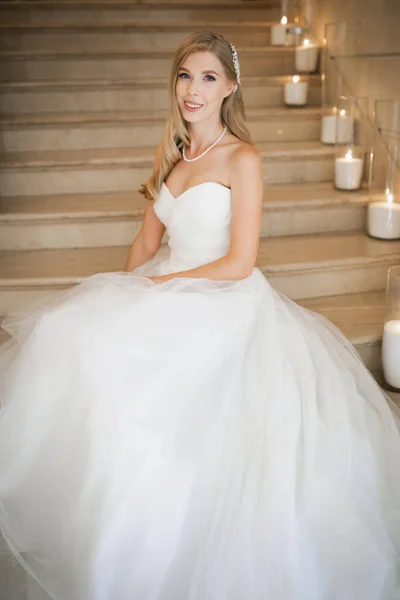 Stilvolle Elegante Zarte Blonde Braut Mädchen Sitzt Auf Der Treppe — Stockfoto