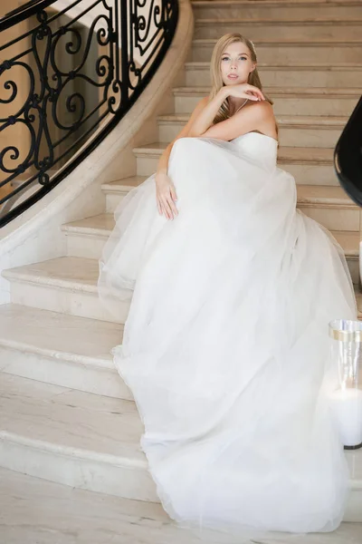 Stijlvol Elegant Teder Blond Bruidje Meisje Trap — Stockfoto