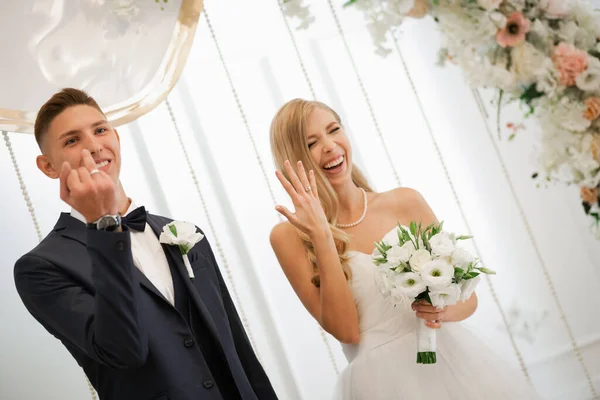 Bröllopsceremoni Byte Vigselringar — Stockfoto