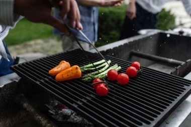 Izgarada çeşitli kızarmış sebzeler pişiyor..