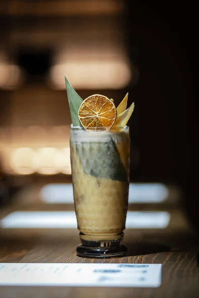 Der Barkeeper Bereitete Einen Alkoholischen Cocktail Theke — Stockfoto