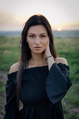 Kırsalda uzun siyah saçlı bir kız. Atlı Ipadrome. Kırsal alanlar, vahşi batı..