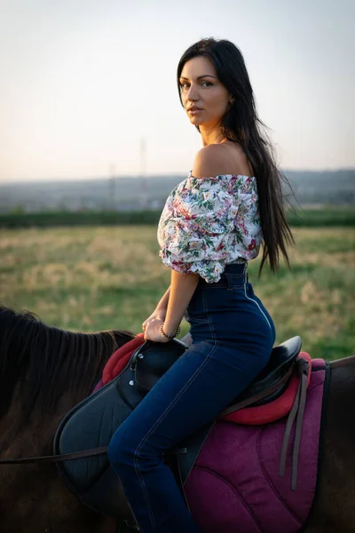 Chica Pelo Largo Negro Campo Ipadrome Con Caballos Paisajes Rurales — Foto de Stock