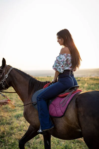 Menina Com Cabelo Preto Longo Campo Ipadrome Com Cavalos Paisagens — Fotografia de Stock