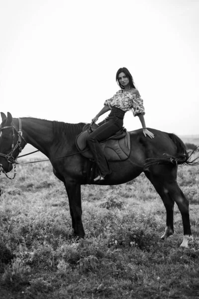 Menina Com Cabelo Preto Longo Campo Ipadrome Com Cavalos Paisagens — Fotografia de Stock