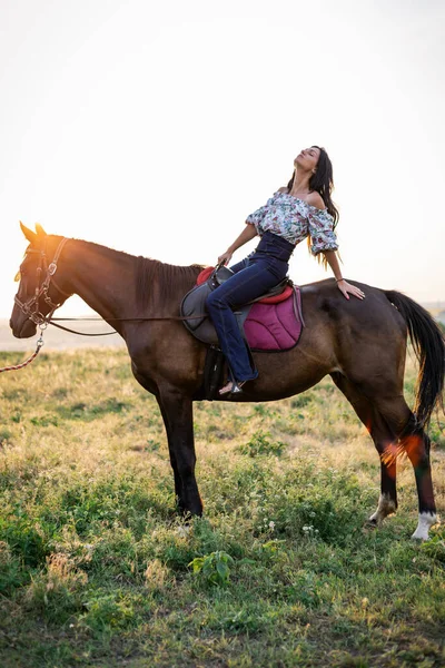 Dívka Dlouhými Černými Vlasy Venkově Ipadrom Koňmi Venkovské Krajiny Divoký — Stock fotografie